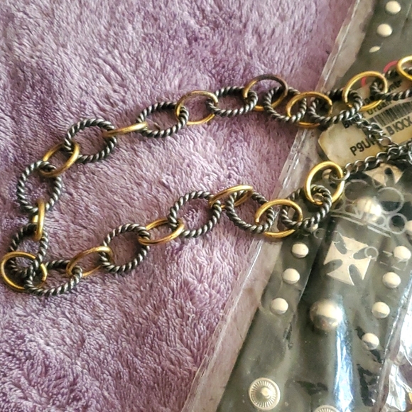 Jewelry - Assorted lot of jewlery